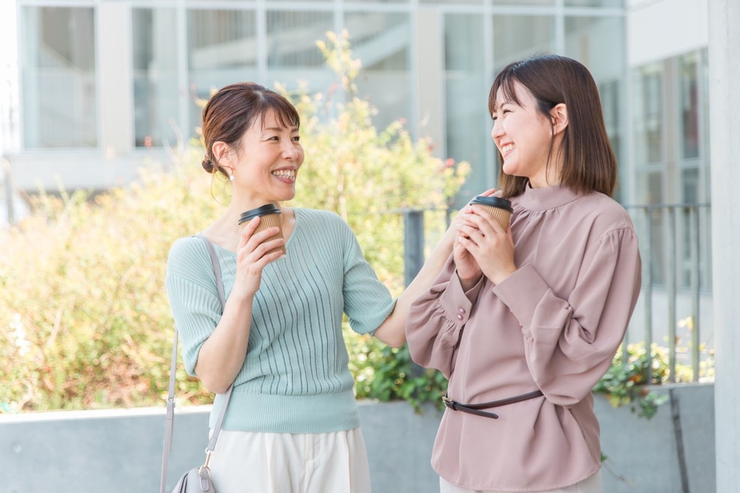 笑顔で会話する同僚