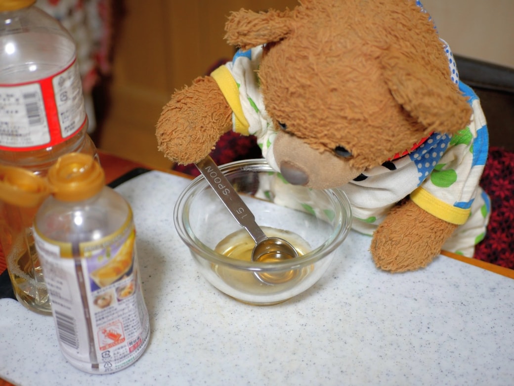 調味料を合わせるくまくん