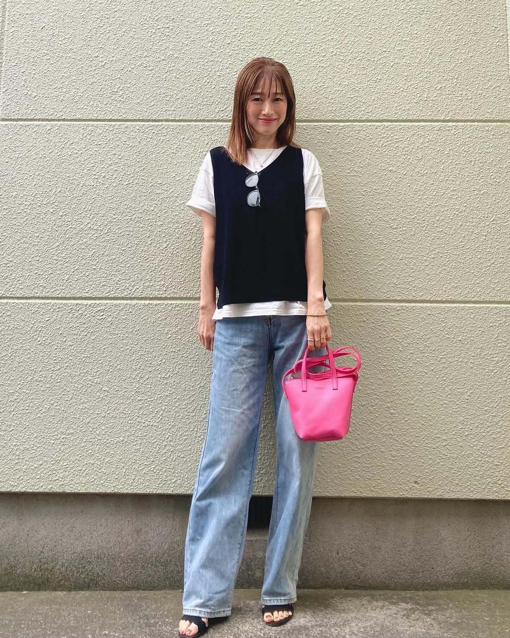 ベストや鮮やか小物の投入でまわりと差をつけて。
