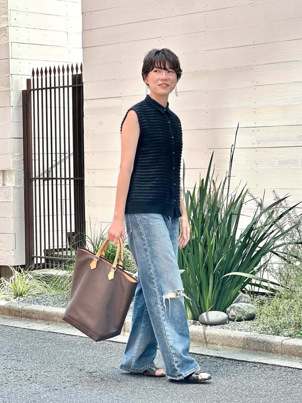 40代にぴったりの、上品シンプルコーデ。