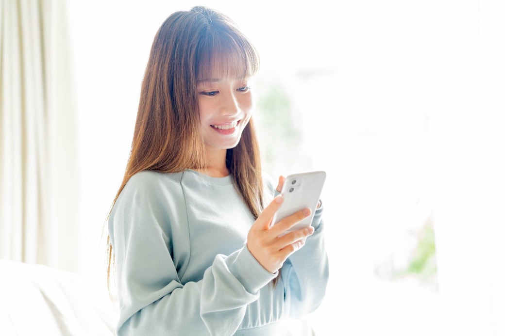 パートナーにLINEする女性