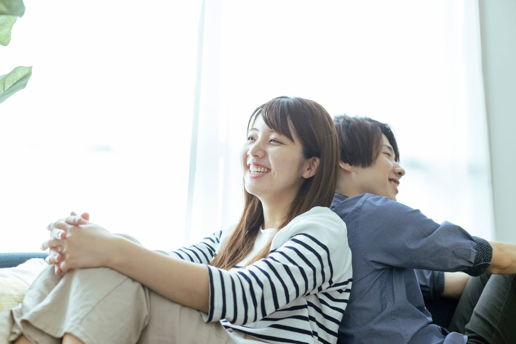 背中合わせの夫婦
