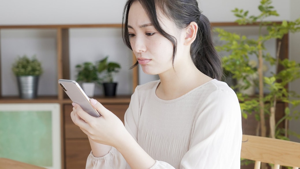 スマホを見る女性