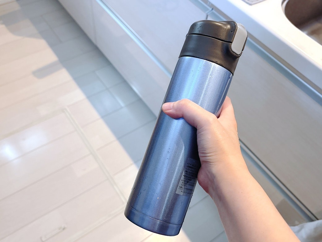ステンレス水筒を振る