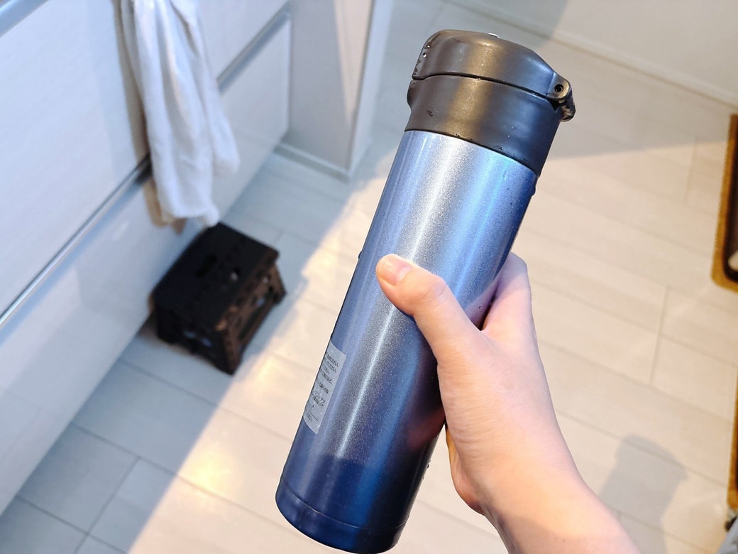 ステンレス水筒を振る