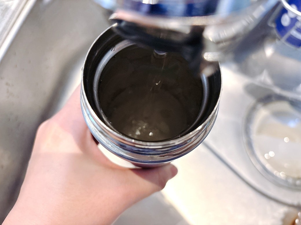 水筒の真ん中まで水を灌ぐ