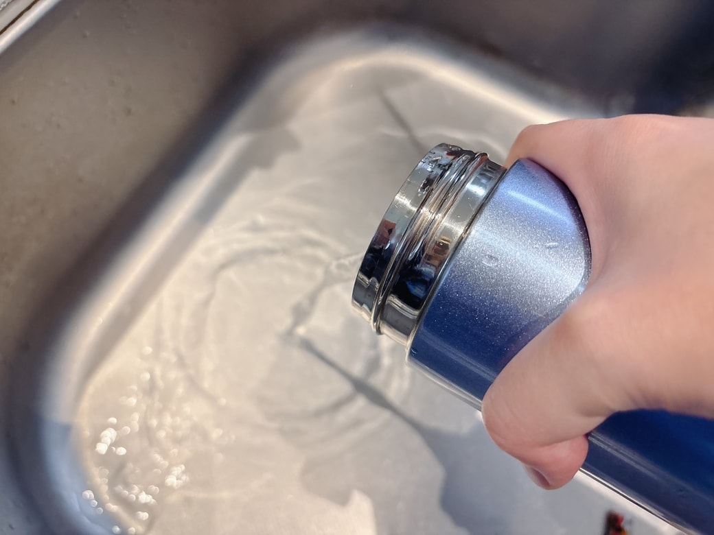 氷水を捨てる