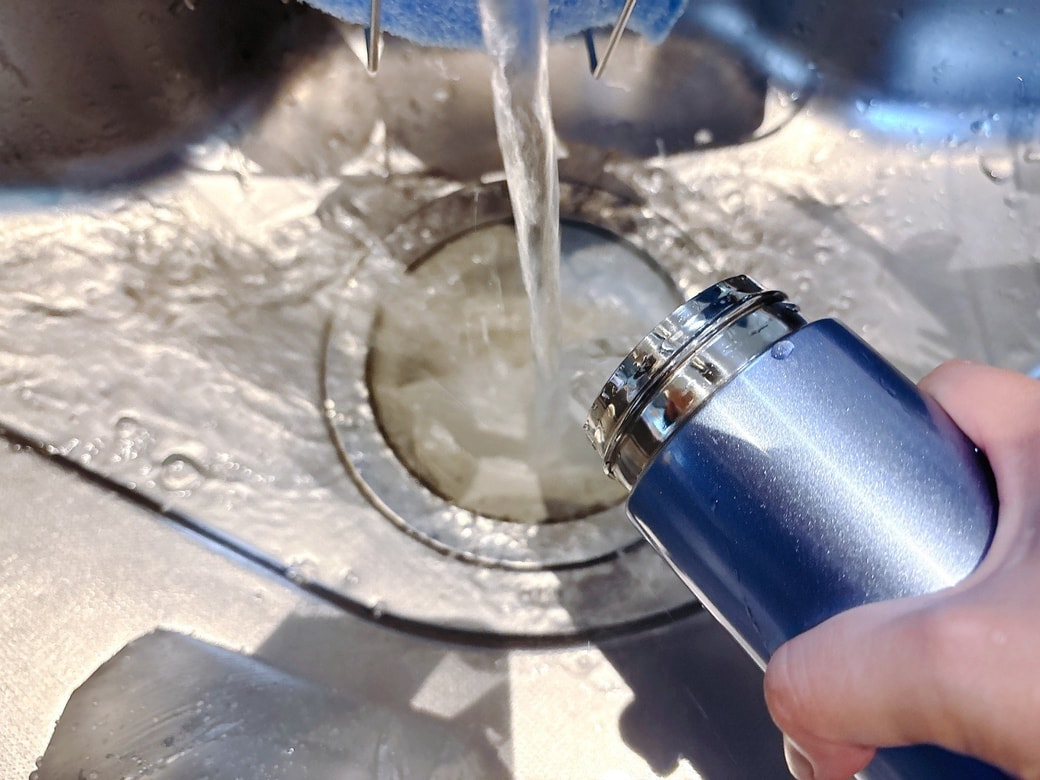オキシづけした水筒を水洗いする