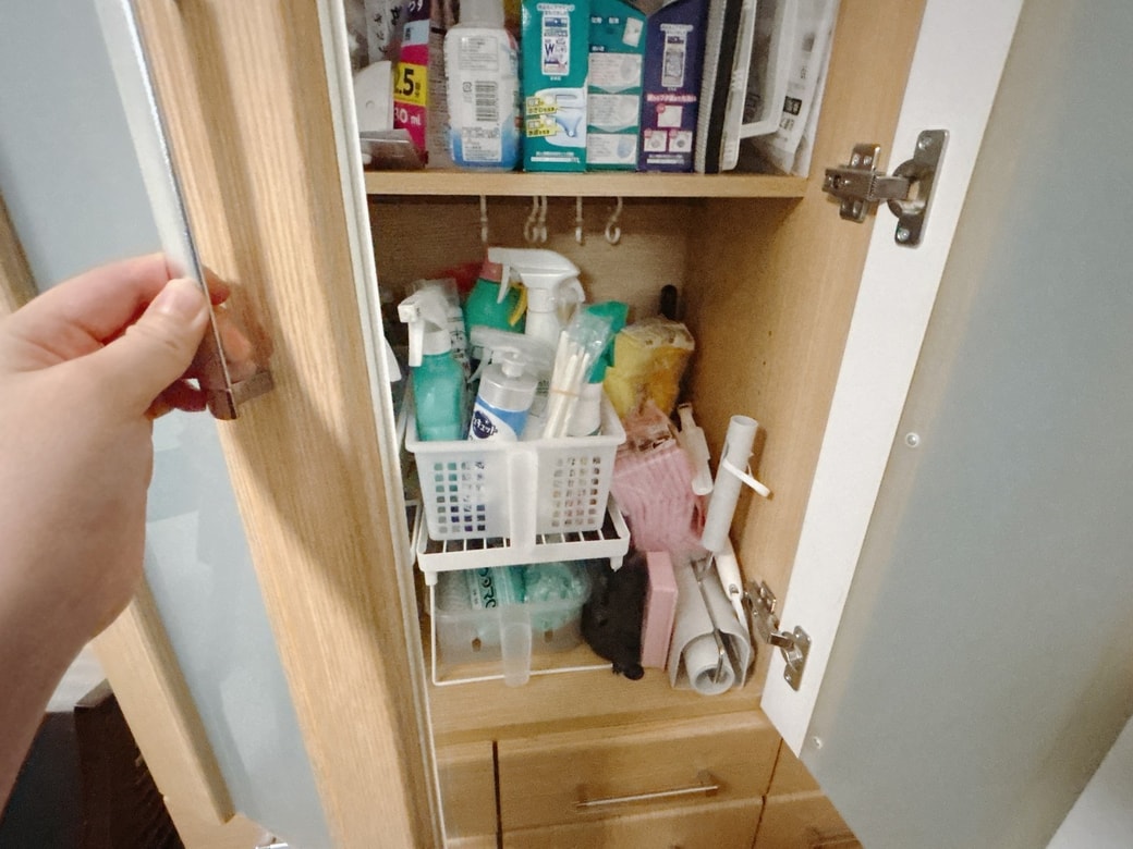 掃除用具はリビングの棚に