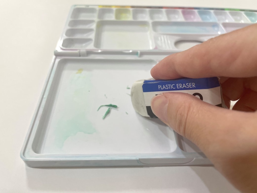 プラスチック製の消しゴムでこするだけでキレイになる！