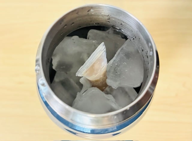水筒がアイス保存に使える！アイスの周りに氷を入れて挟むイメージ