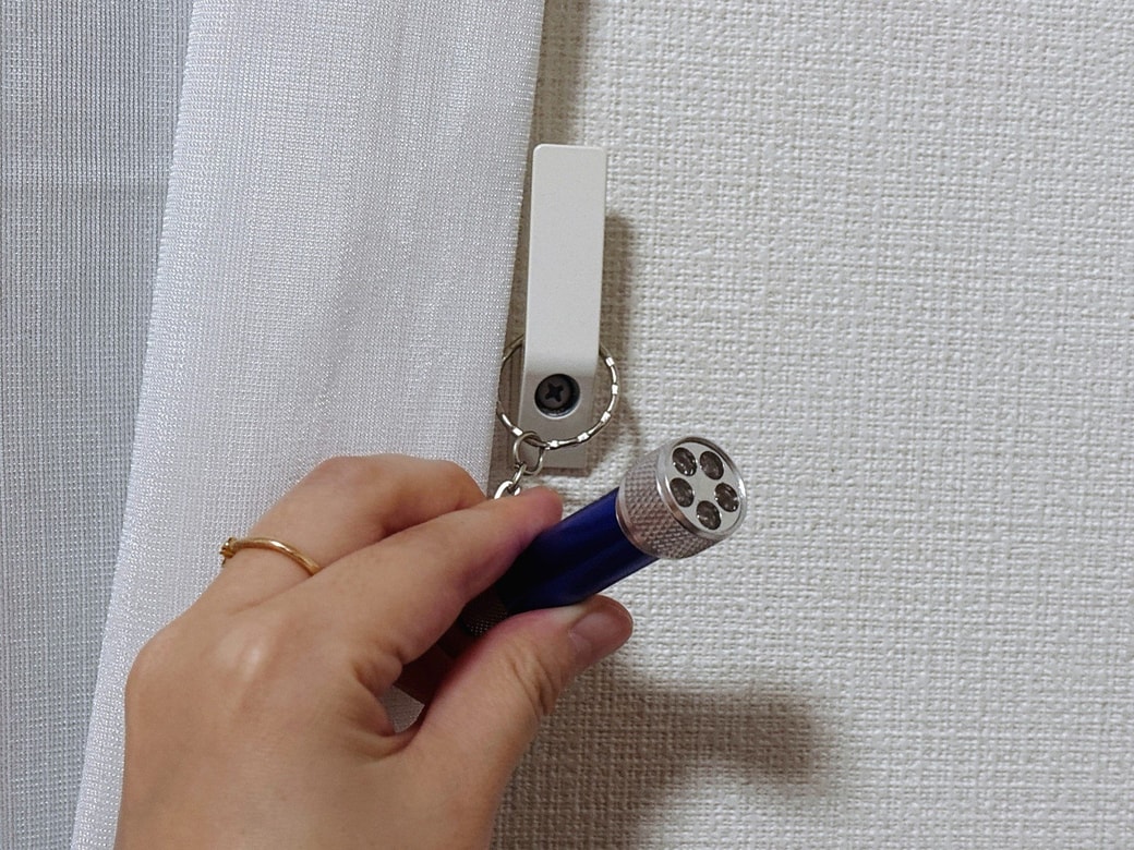 わが家のカーテンフックにかけているミニ懐中電灯