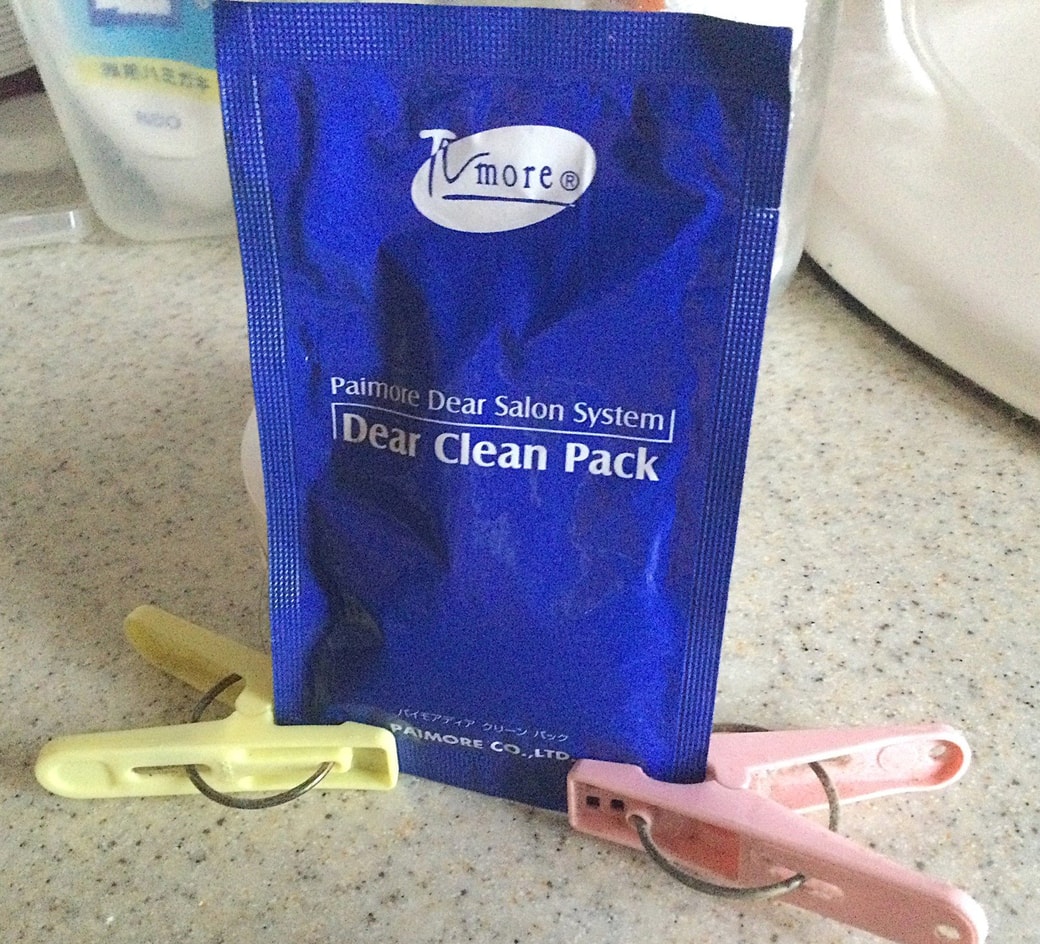 使いかけの試供品を洗濯ばさみで挟むと自立する