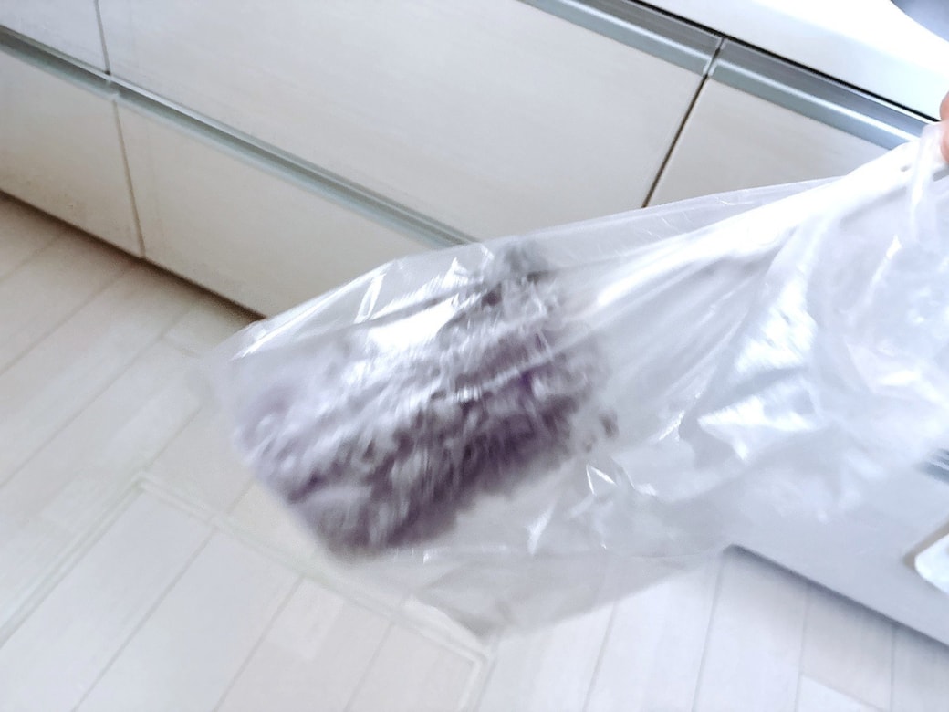 ポリ袋に入れて、汚れを振り落とす