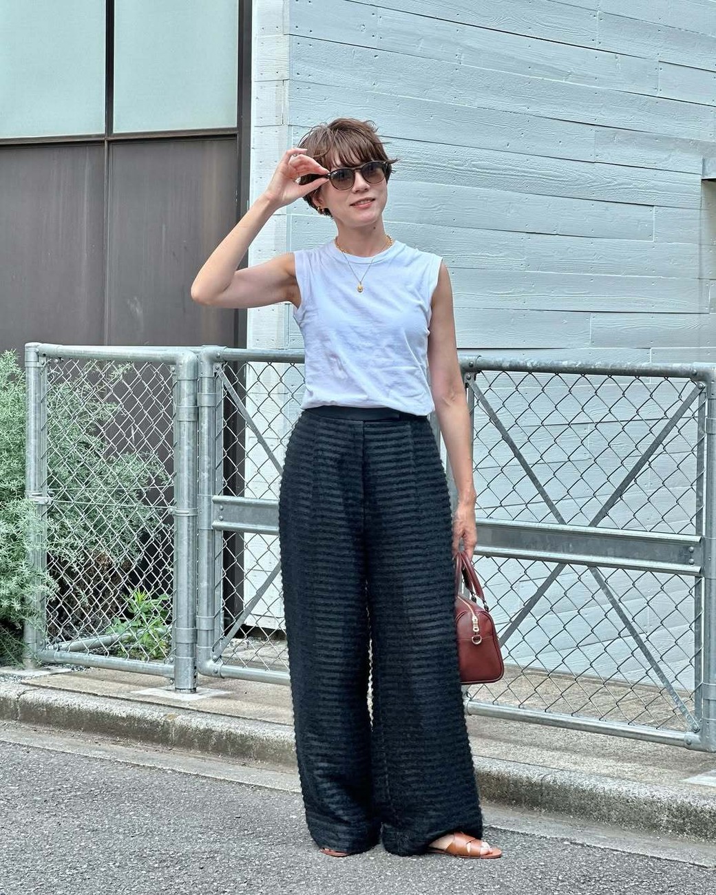 抜け感を意識した、大人のシンプルきれいめコーデ。