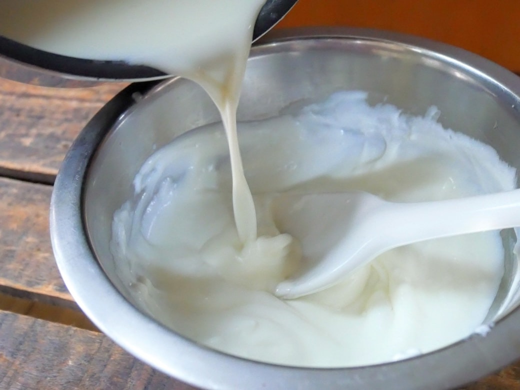 ヨーグルトに牛乳を加える