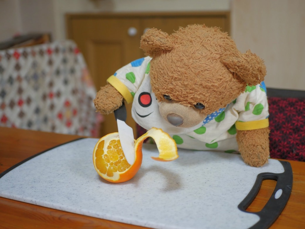 オレンジの皮をむく