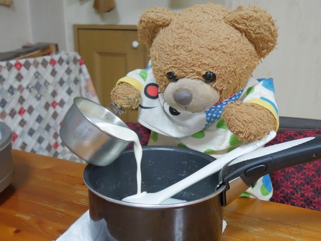 生クリームを加えるくまくん