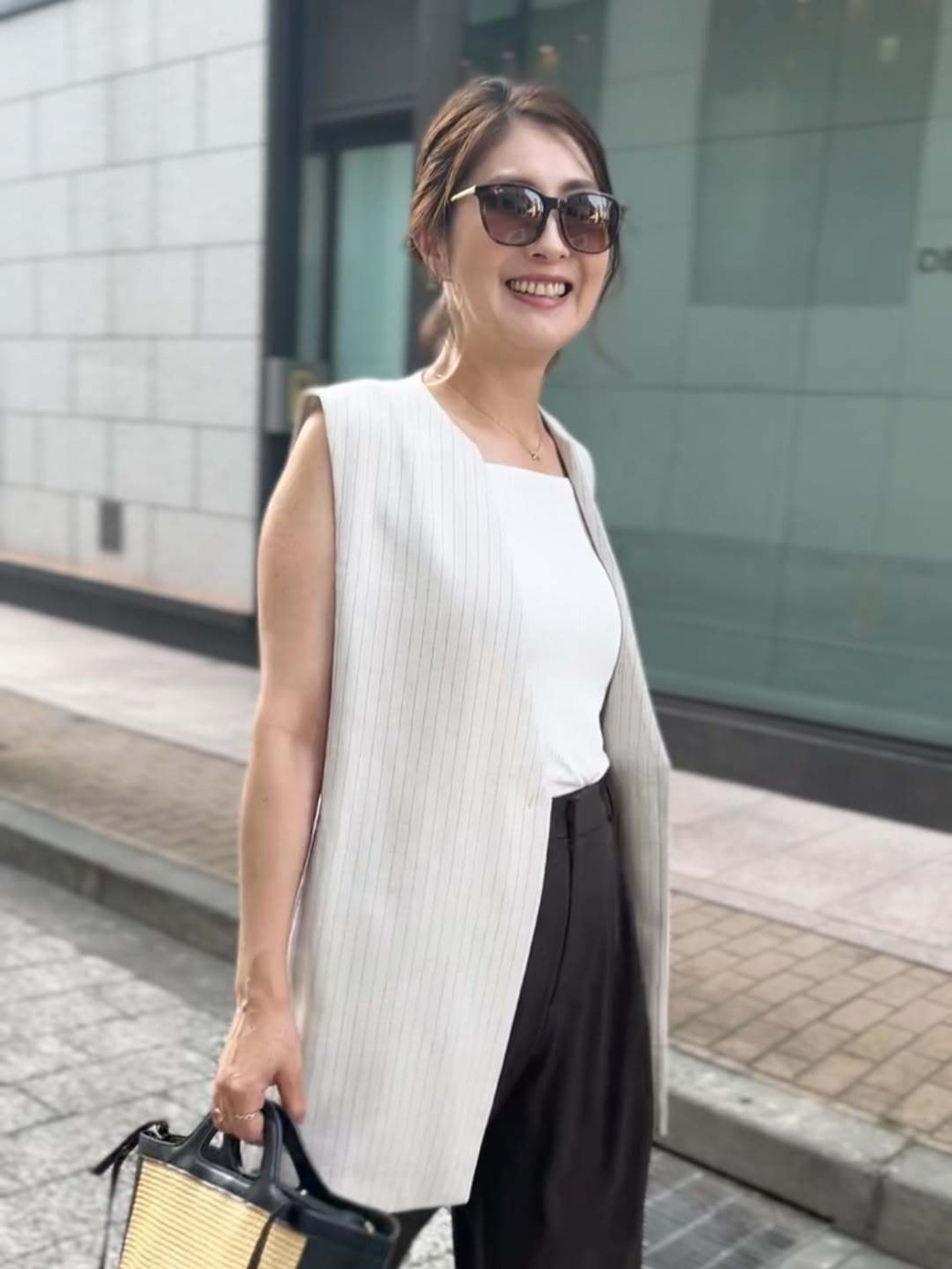 派手なストライプに抵抗がある人におすすめの、さりげない上品コーデ。