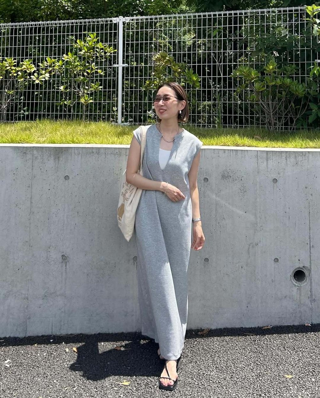 グレーのロングワンピも、明るいグレーなら夏らしい印象に。