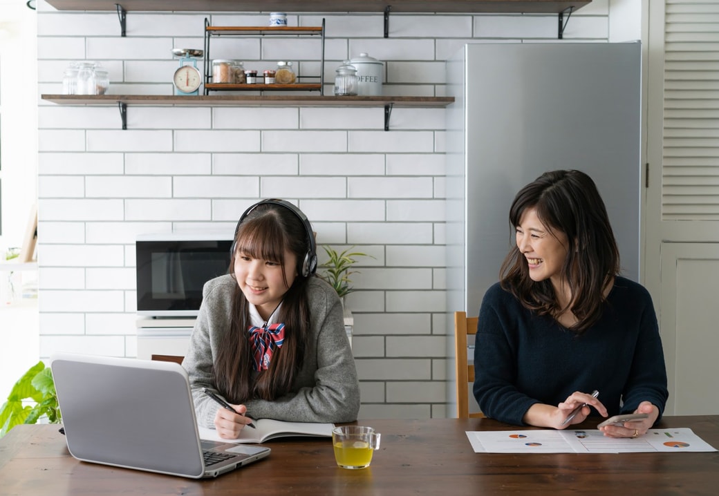 親と一緒に勉強する子ども