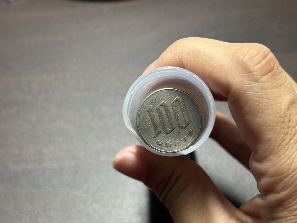 100円玉が容器にピッタリ収まる様子