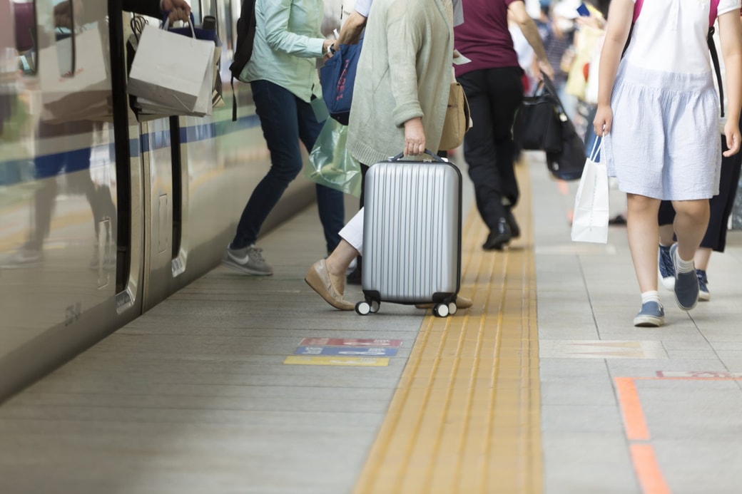 新幹線で帰省するイメージ