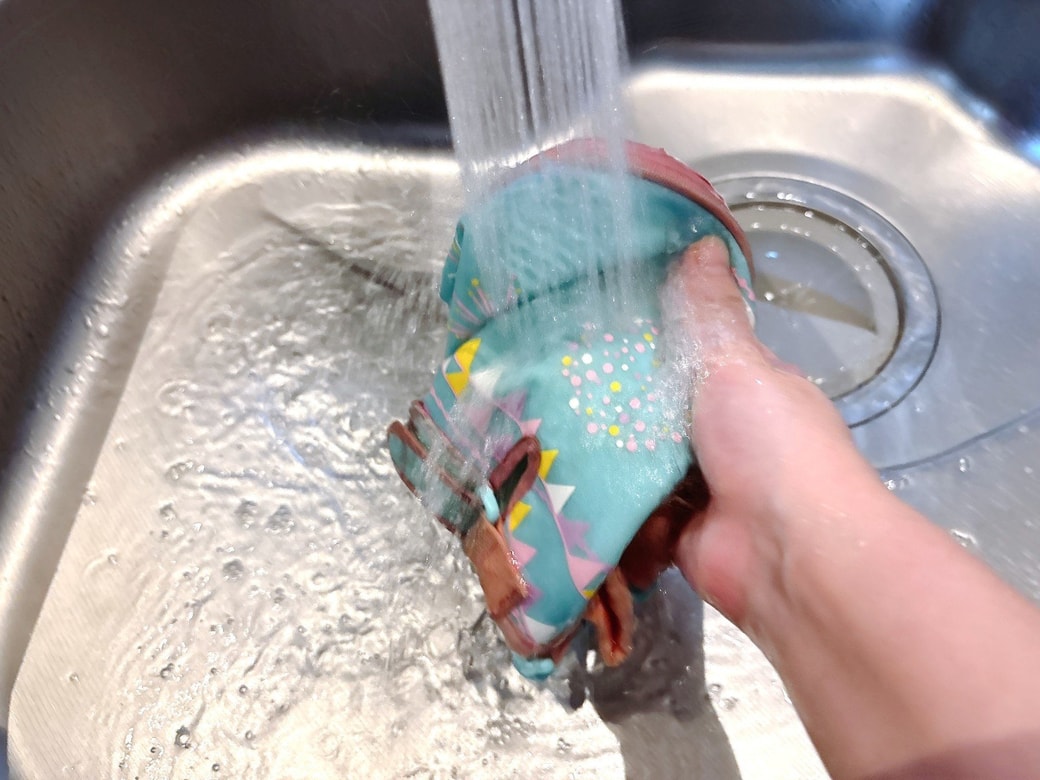 水で洗い流す