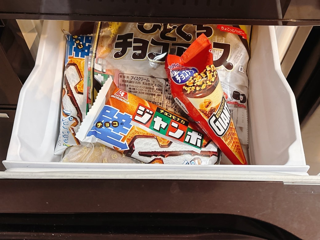 冷凍庫にアイスを入れている様子