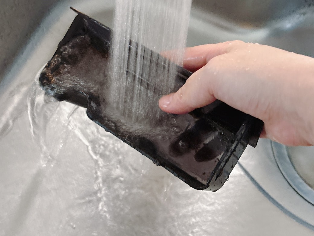 水受けを水洗いする