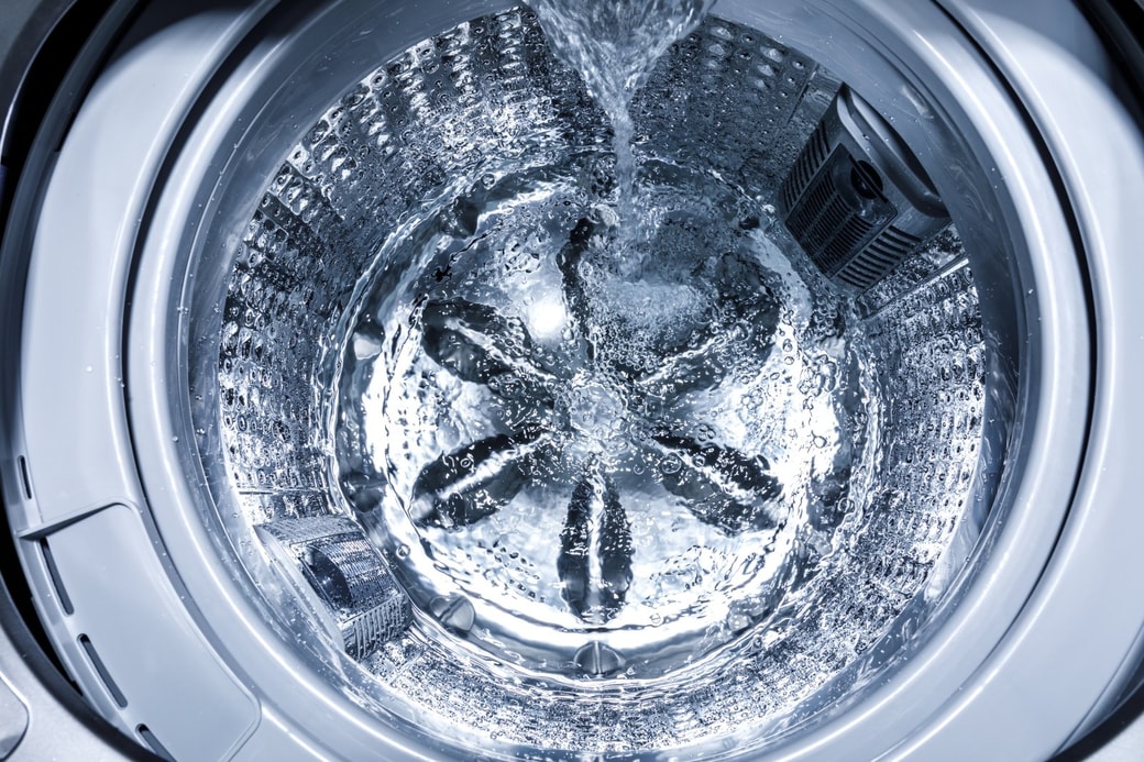 洗濯槽に水を溜めている様子