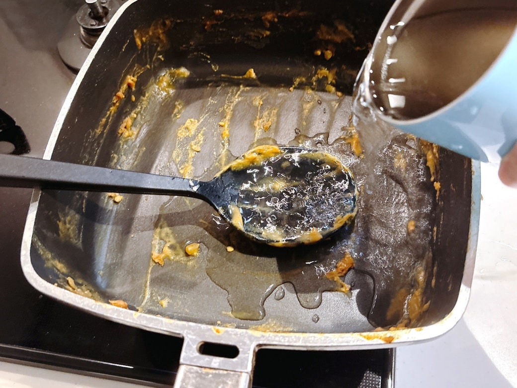 カレー鍋に水を入れる