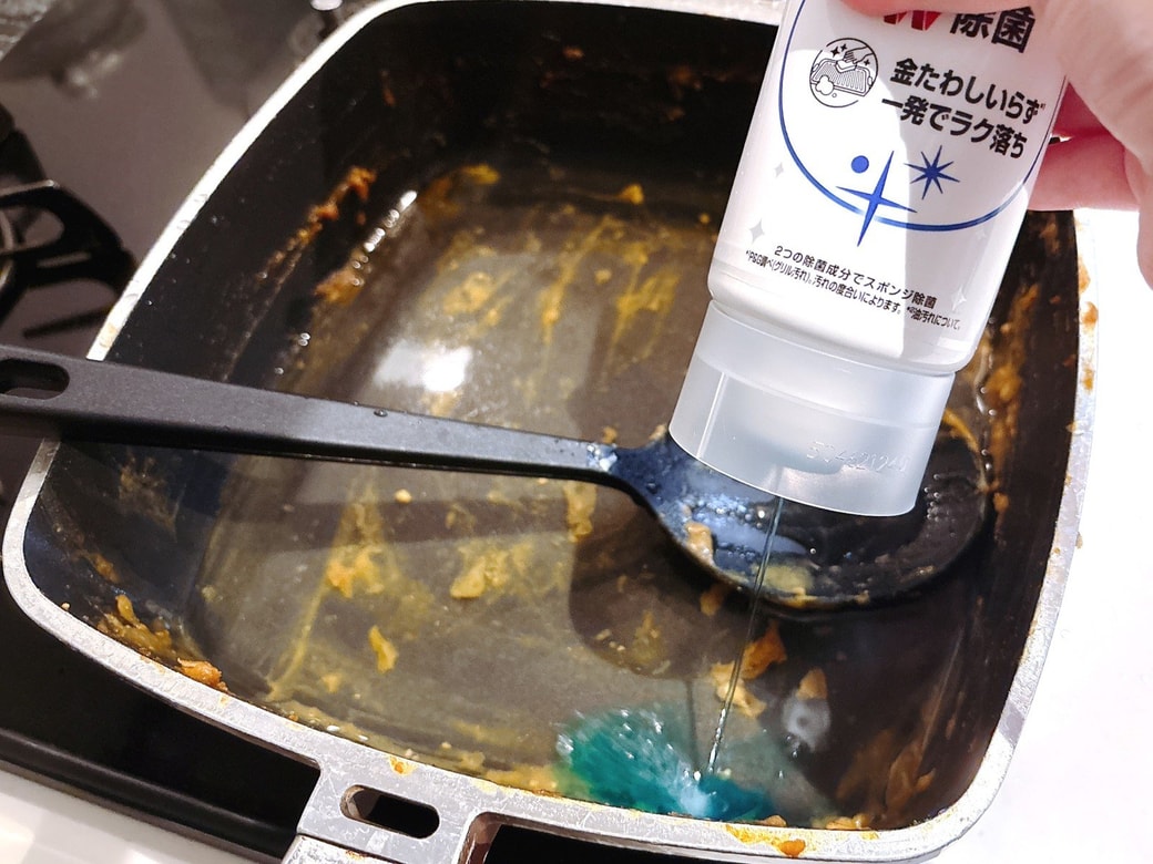カレー鍋に台所用中性洗剤を入れる