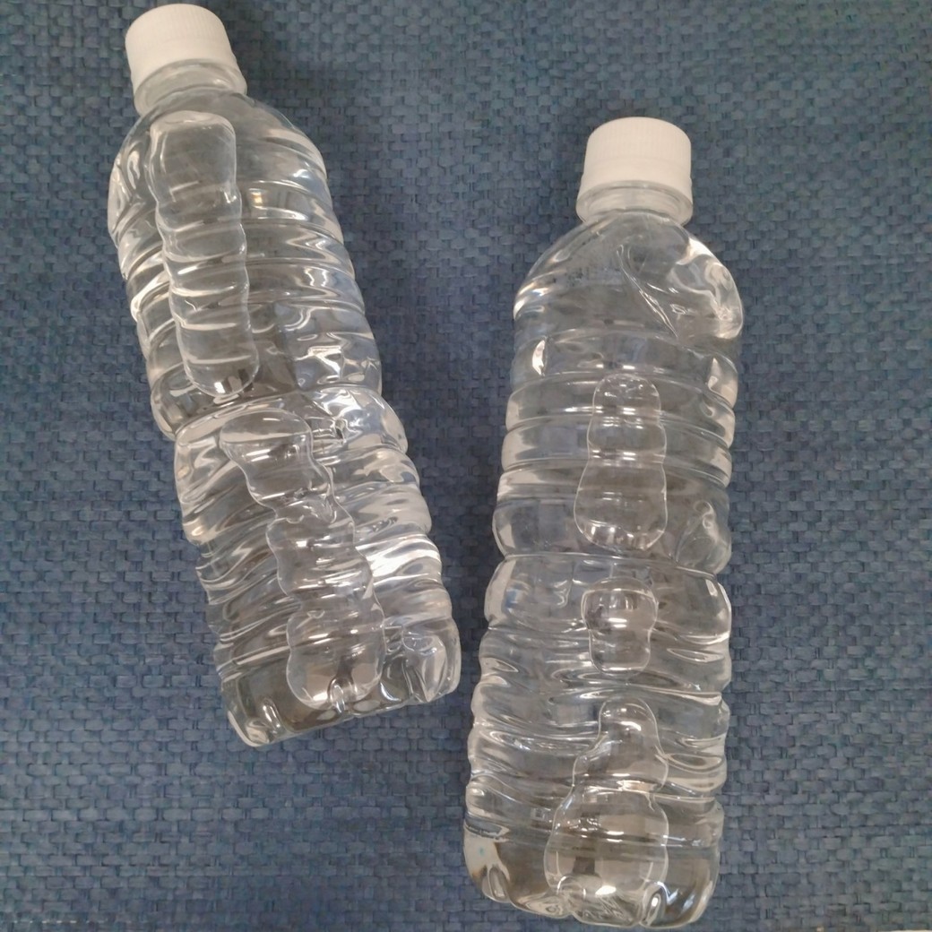 水が入ったペットボトル