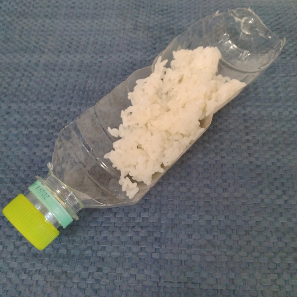 お皿代わりとして活用するペットボトル