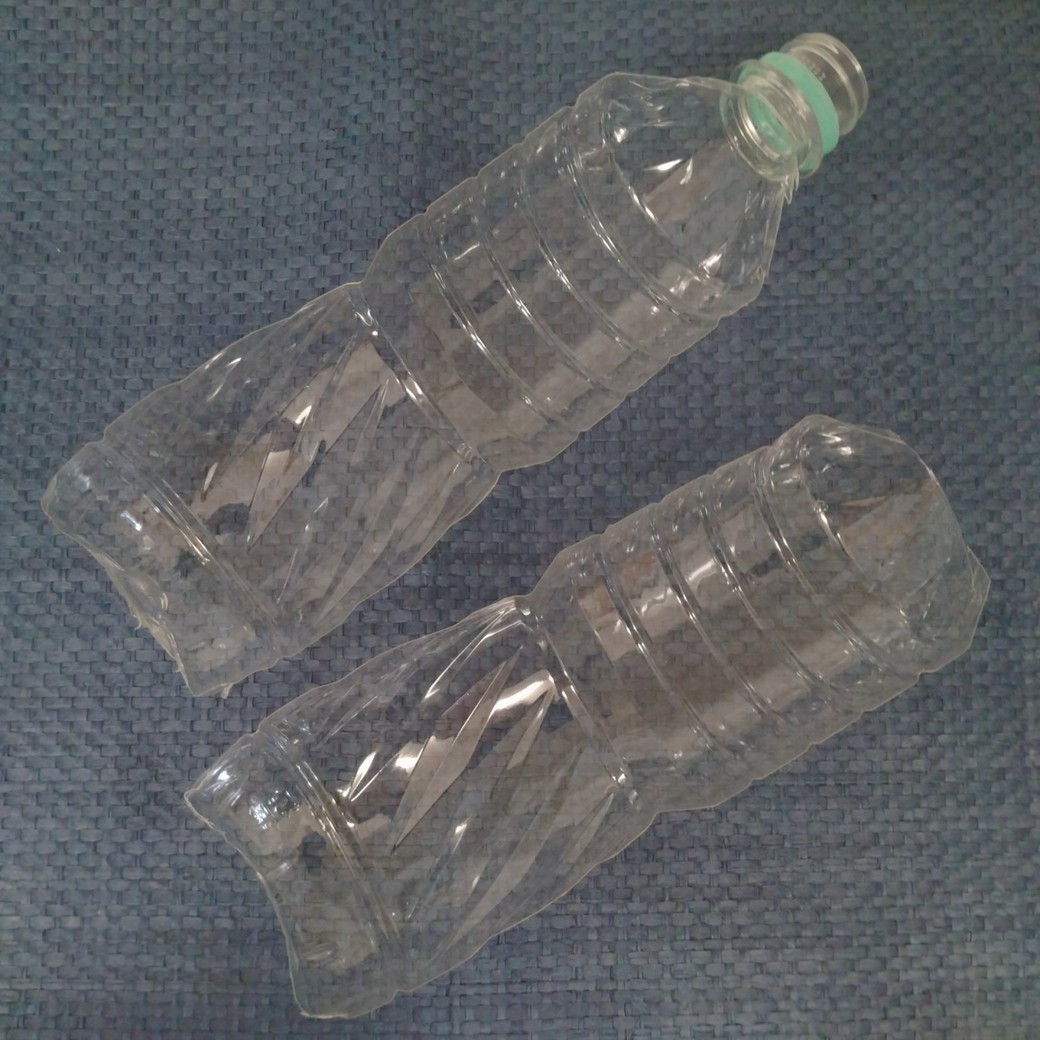 半分に切ったペットボトル