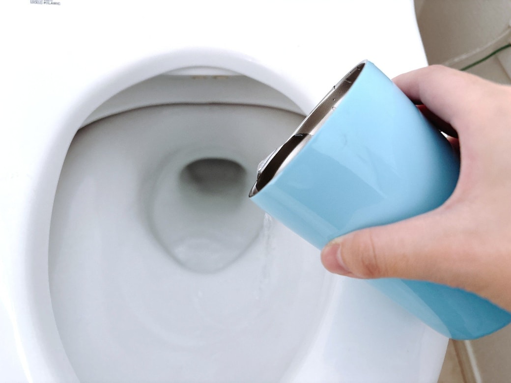 便器に水を注ぐ