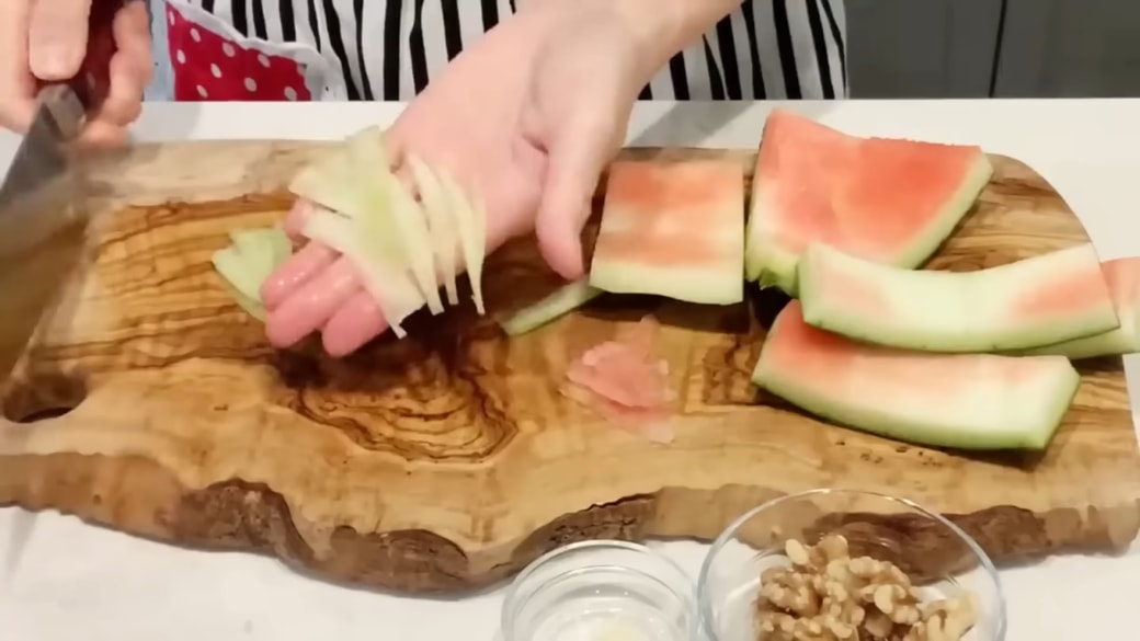スイカの皮を薄く切る人