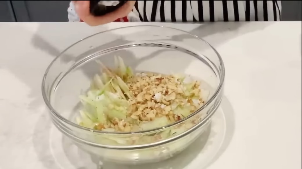 ボウルに調味料を入れる人