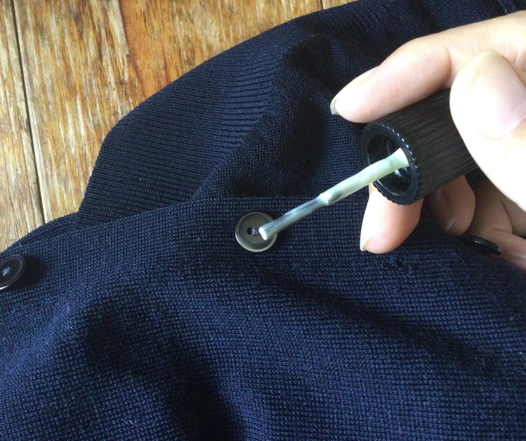 余ったマニキュアは、ボタンの糸のほつれ防止に活用できる！