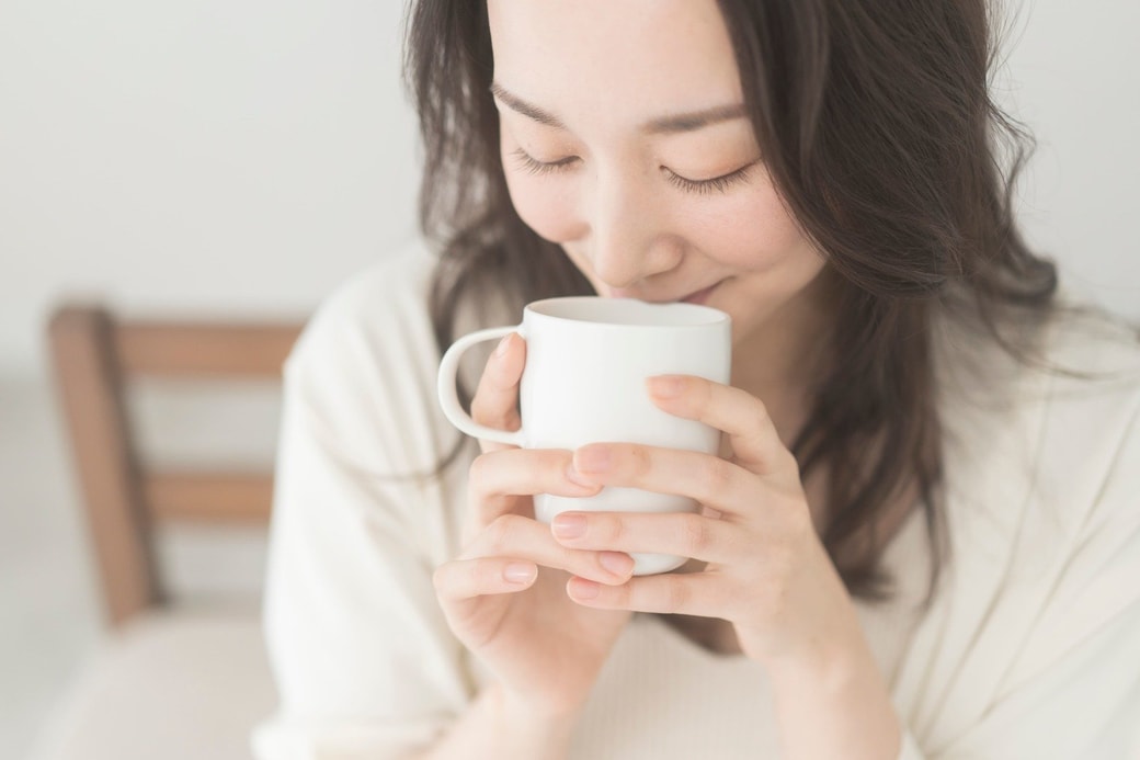 白湯を飲む女性