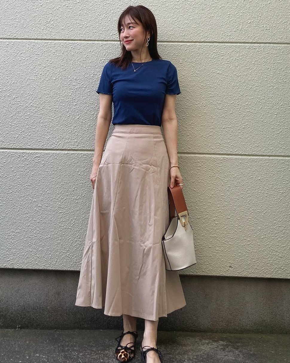 ネイビー×ベージュの鉄板色合わせで上品見え。