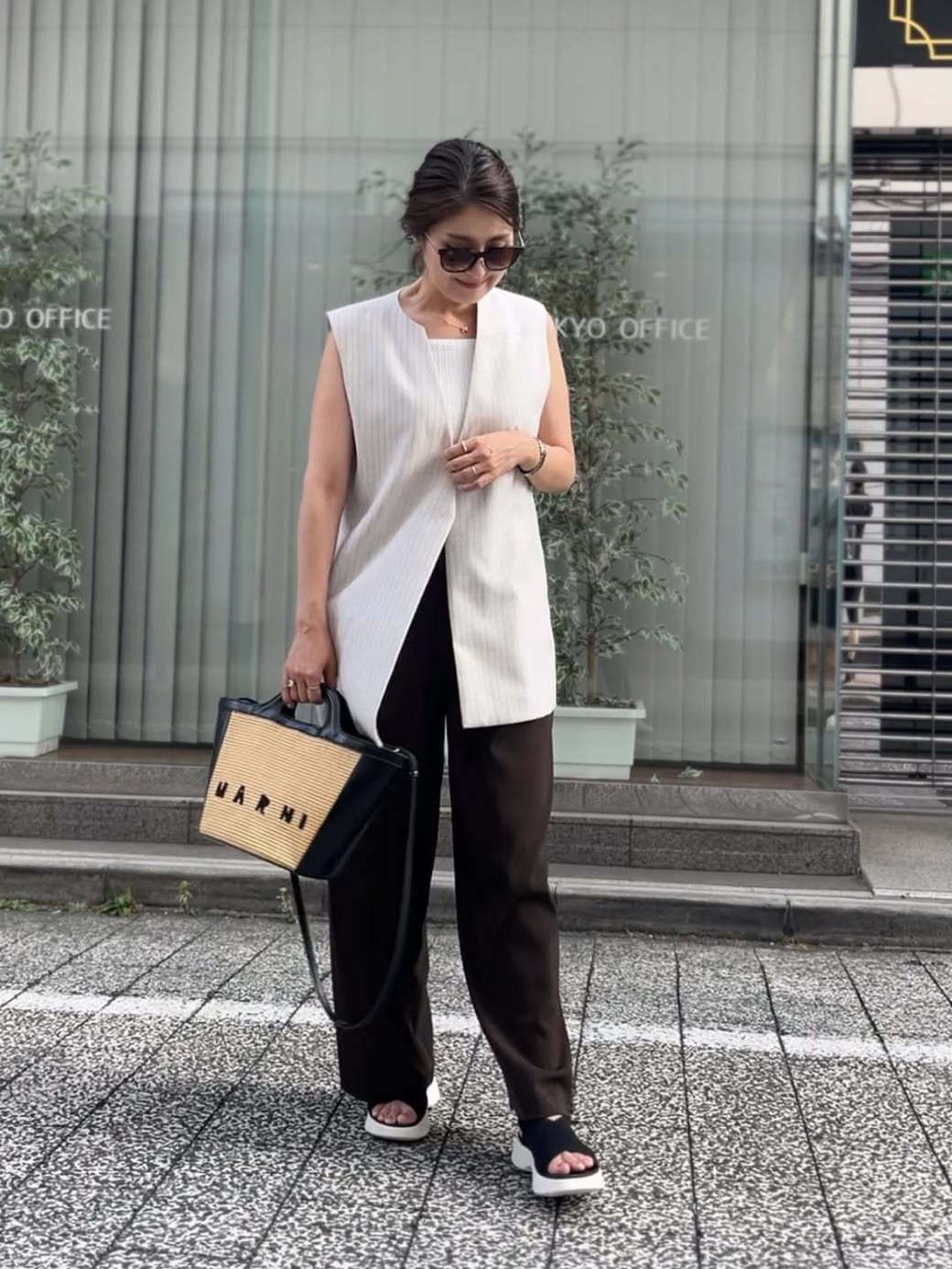 ブラウンを使うとノースリーブでも秋らしさを演出できるので今の時期におすすめ。
