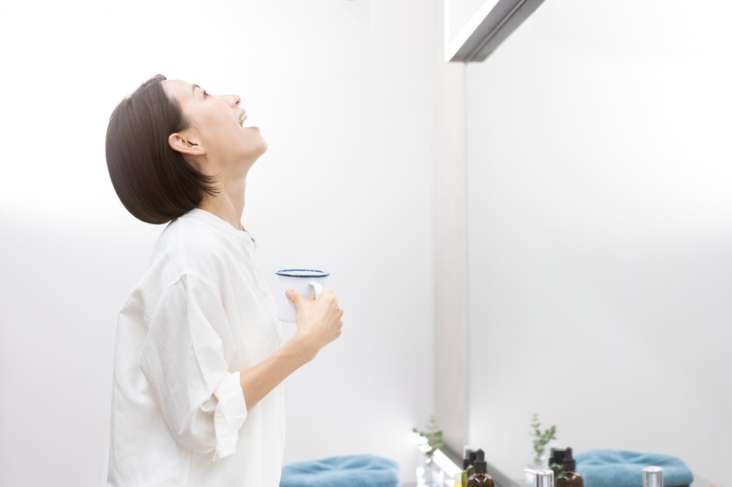 うがいをする女性