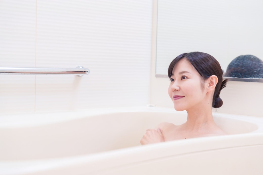 お風呂に浸かる女性