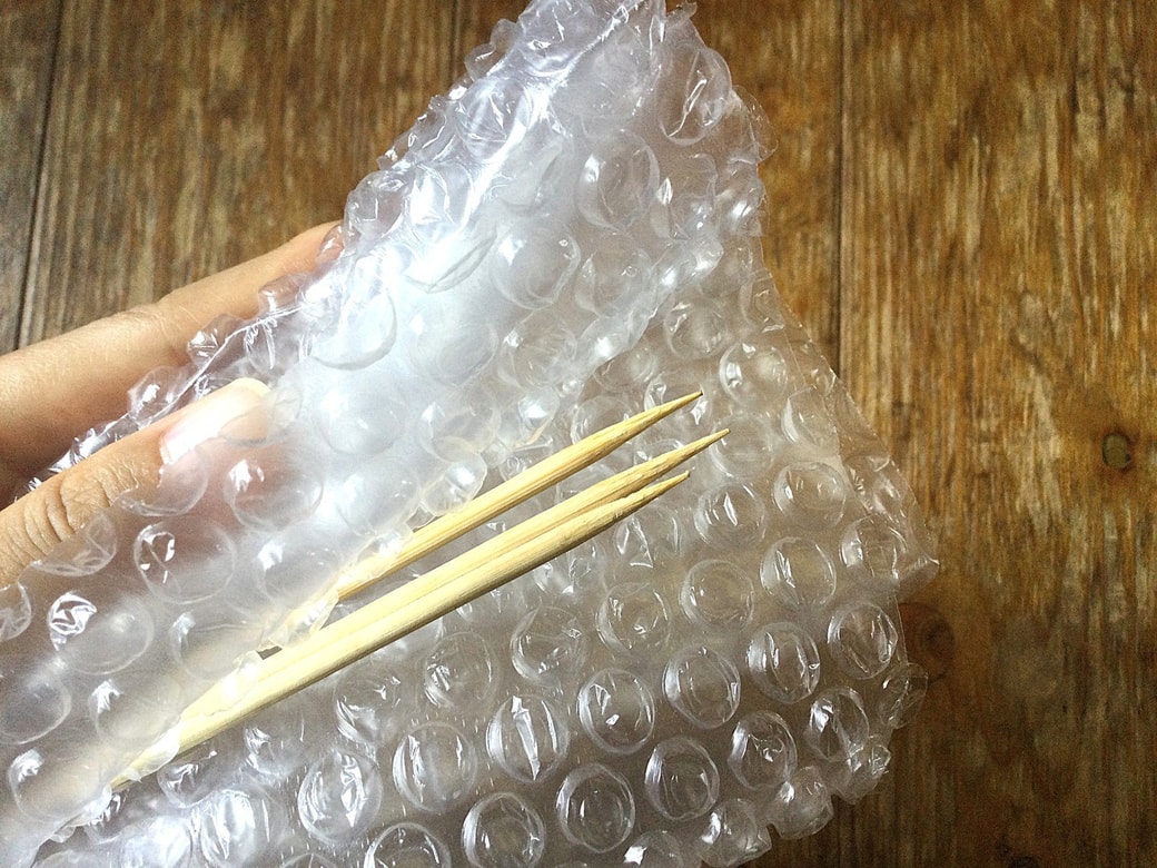 緩衝材で竹串を包む