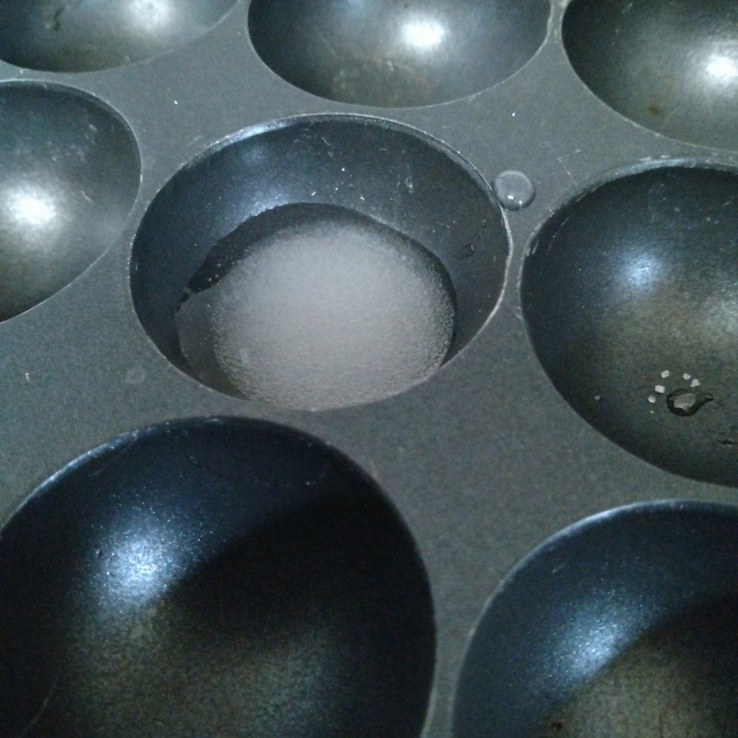 砂糖と水を入れたたこ焼き器