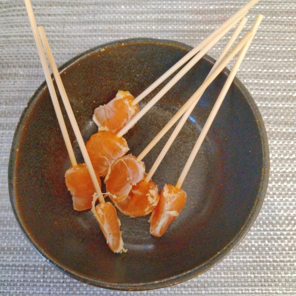 串に刺したみかん