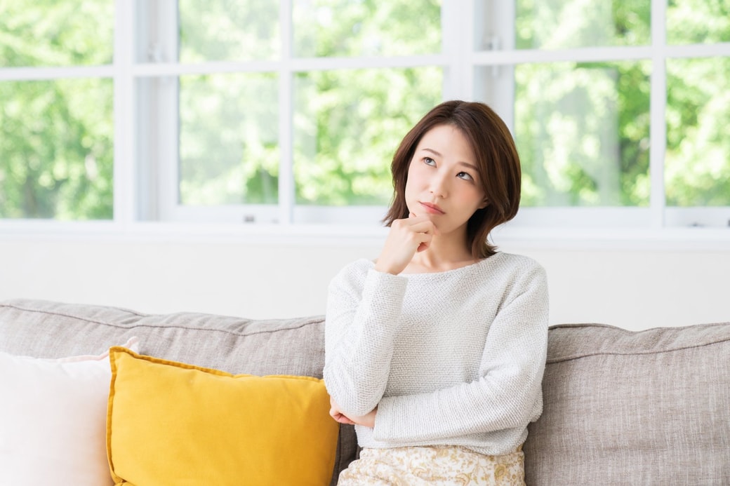悩む女性