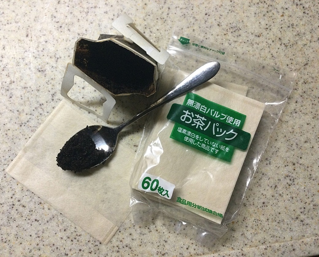 コーヒーかすを、靴箱の消臭剤として活用